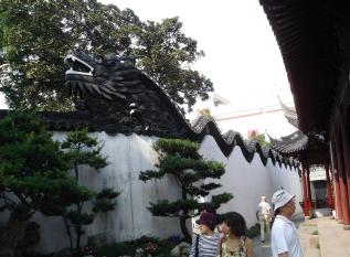 Dragon decorated wall in Yu Garden