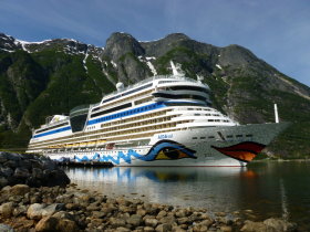 Cruise ship at Eidfjord